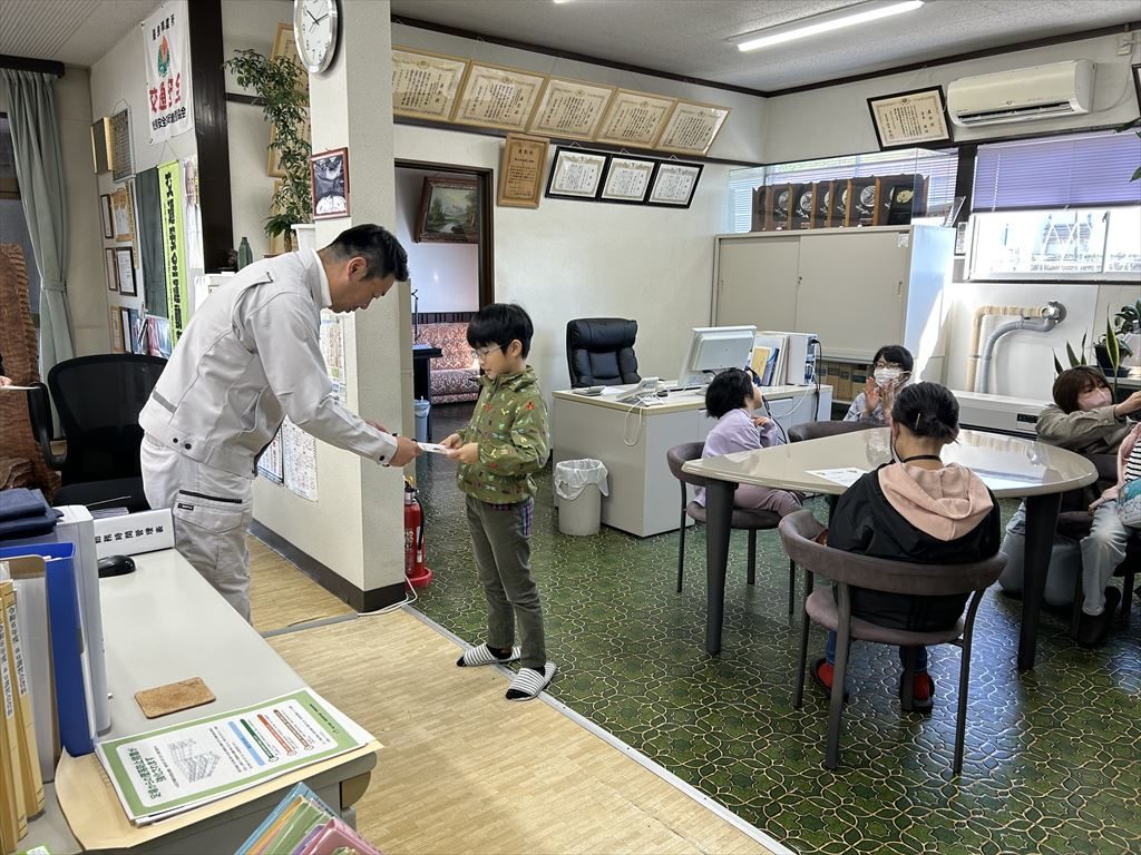 一日社員証と名刺の授与式